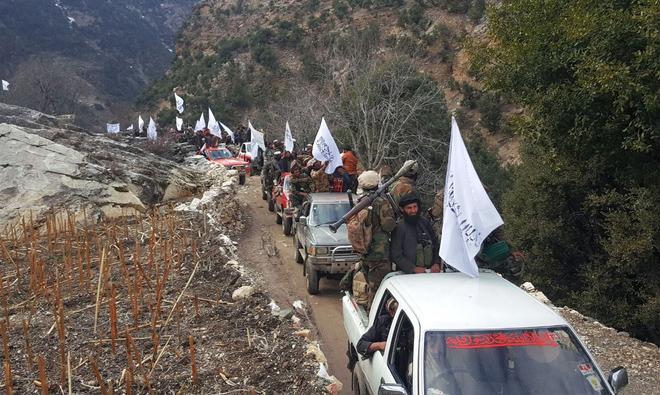 Sự căng thẳng với nước láng giềng
Tajikistan đã buộc Taliban phải triệt thoái phần lớn binh sĩ ra
khỏi thung lũng Panjshir để điều lên biên giới, tạo điều kiện cho
FANR phản công.