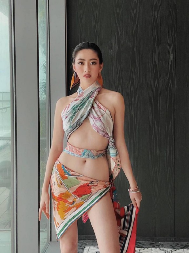 Trong một lần trả lời phỏng vấn, Lương Thùy Linh chia sẻ mẹ cô giận vì mặc váy cúp ngực. Tuy nhiên, sau khi cô đăng quang thì mẹ&nbsp;bắt đầu đọc báo về con gái và tham gia mạng xã hội nhiều hơn để xem con mình đang làm gì. Từ đó, mẹ cô dần cởi mở hơn trong vấn đề trang phục của con gái.
