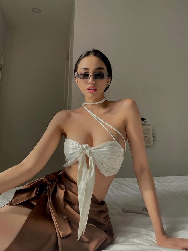 Thiên Nga là cái tên được khán giả biết đến từ cuộc thi "The Face" 2017. Sau đó,&nbsp;cô hoạt động với vai trò người mẫu và lấn sân sang lĩnh vực diễn xuất.&nbsp;Mới đây, chân dài 9X gây chú ý khi đăng tải video mặc áo "ngắn chẳng tày gang" để lộ thềm ngực gợi cảm.&nbsp;
