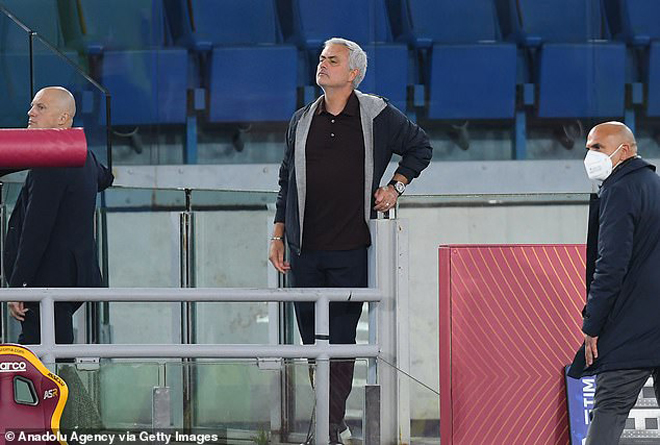 Mourinho bị truất quyền chỉ đạo từ phút 80&nbsp;