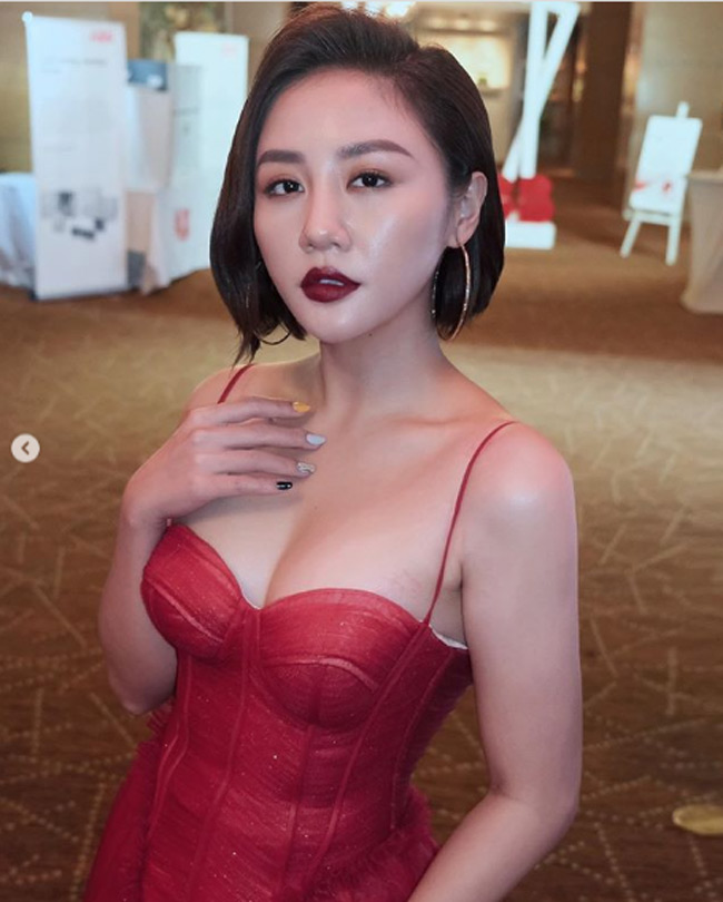 Khi diện mẫu váy hai dây, Văn Mai Hương để lộ thềm ngực sexy.
