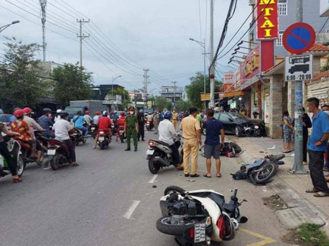 Tin tức trong ngày - Ô tô Camry tông 7 xe ở Vũng Tàu, nhiều người nhập viện