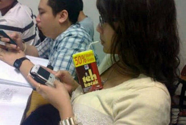 Vẫn có thể thoái mái lướt điện thoại nha.
