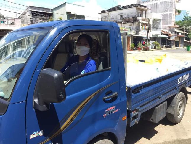 Việt Trinh lái xe chở nhu yếu phẩm phục vụ khu cách ly. - Ảnh: NVCC