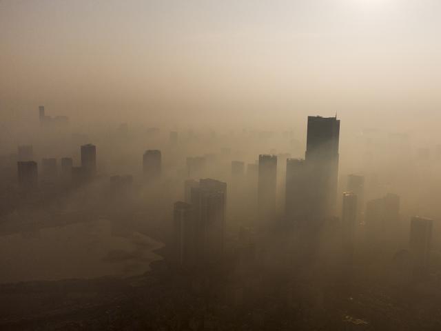 Tin tức trong ngày - Hà Nội mù mịt trong "làn sương trắng" dày đặc nhìn từ flycam