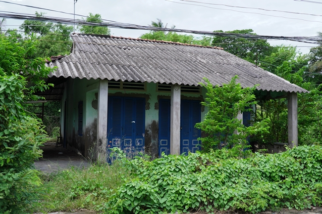 Giữa lùm xùm, hình ảnh căn nhà cấp 4 ở Tiền Giang xập xệ, tường ố màu, bong tróc... của gia đình Hồ Văn Cường được lan truyền rộng rãi trên mạng xã hội. 
