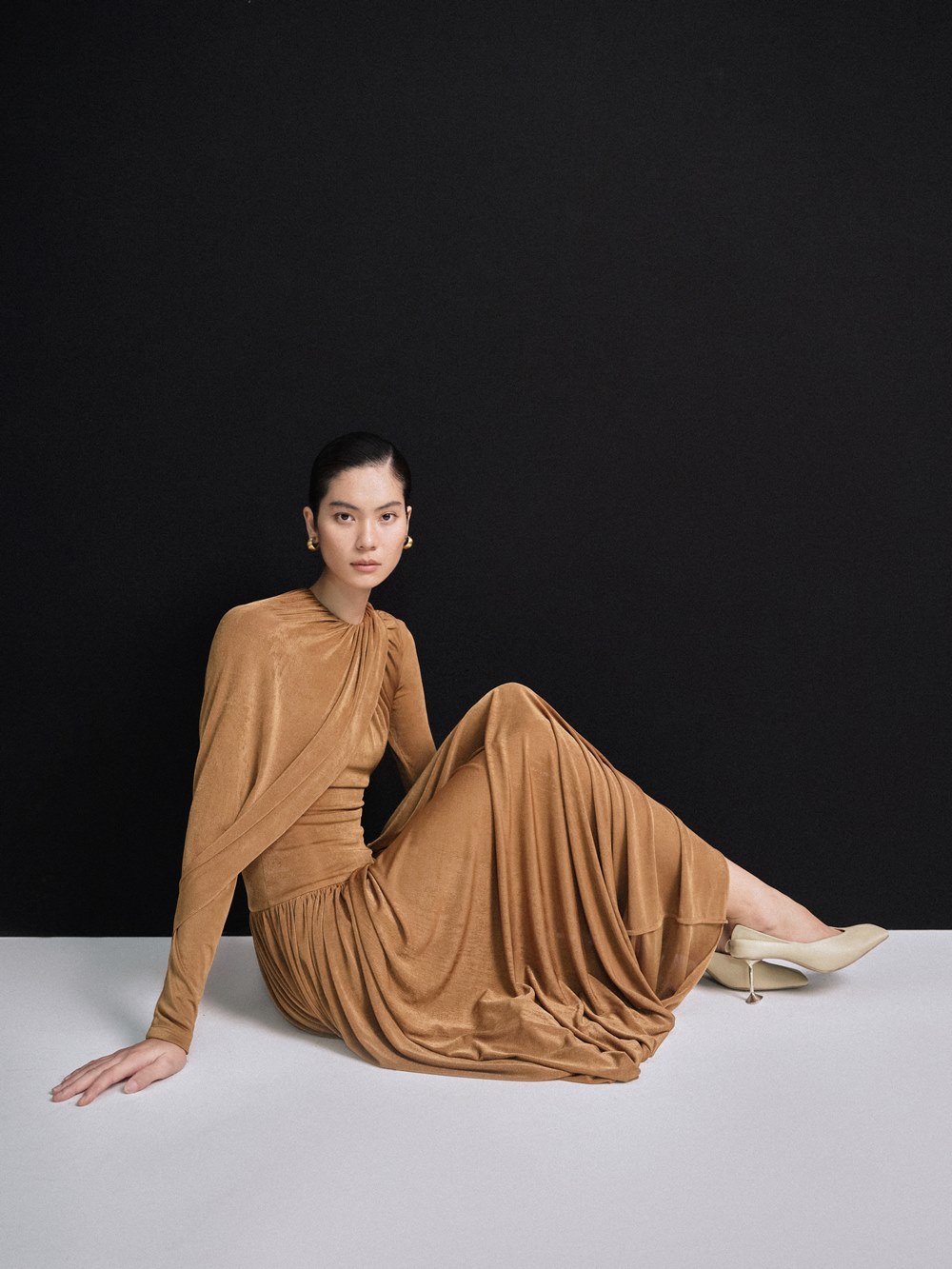 Gây ấn tượng trong bộ sưu tập&nbsp;là mẫu váy len có phom dáng đặc biệt.