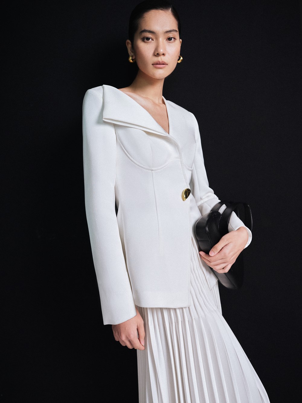 Bộ sưu tập mới&nbsp;mang tông màu cân bằng giữa nóng và lạnh.