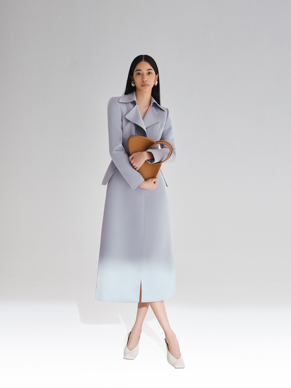 Bộ sưu tập sử&nbsp;dụng ngôn ngữ giải phóng kết cấu&nbsp;trên những đường cắt phi tuyến tính.