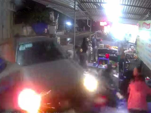 Ô tô - Tài xế ô tô "nhầm chân" lao thẳng vào quán ăn bên lề đường