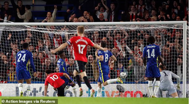 Che Adams ghi bàn cận thành rất đơn giản