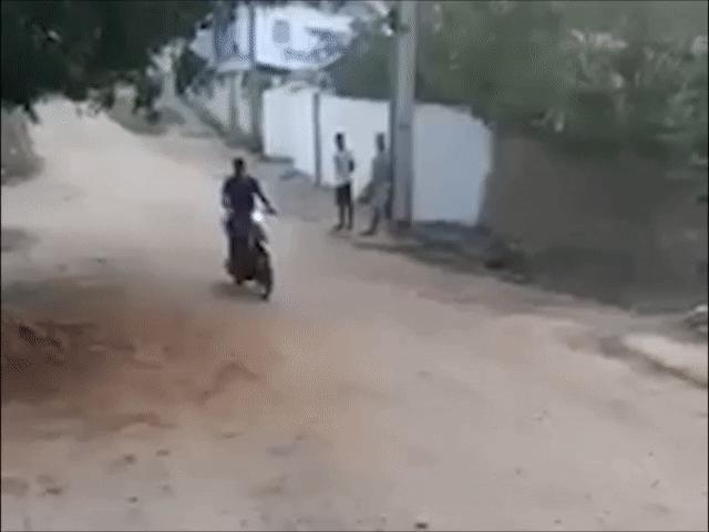 Xe máy - Xe đạp - Clip: "Trẻ trâu" thể hiện bốc đầu khiến xe máy gãy đôi