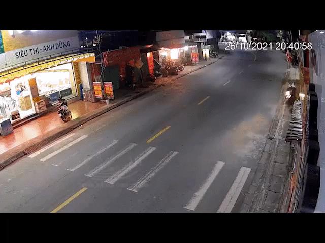 Xe máy - Xe đạp - Clip: Ba "nữ quái xế" sống sót thần kỳ sau pha thông chốt thất bại