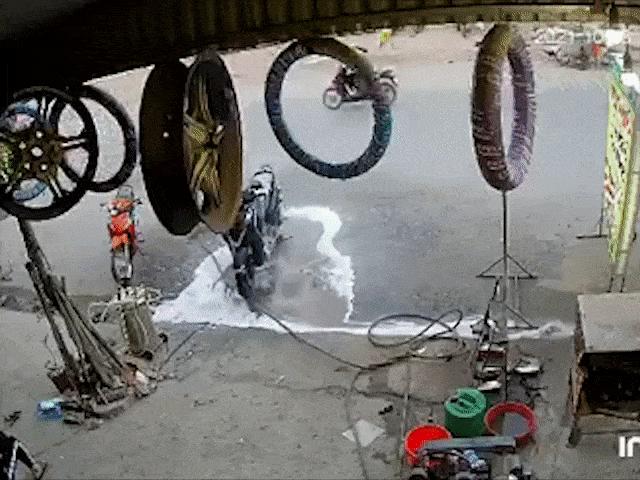 Thế giới xe - Clip: Xe máy lao vào nhà dân, trẻ trâu thản nhiên đứng dậy như một vị thần