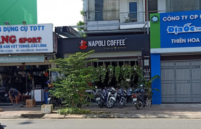 Một quán cà phê trên đường Trường Sơn (Tân Bình) đón lượt khách đông đúc trong ngày đầu tiên các cơ sở kinh doanh ăn uống được bán tại chỗ.