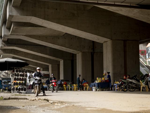 Tin tức trong ngày - Cảnh nhếch nhác ở đường sắt Cát Linh - Hà Đông