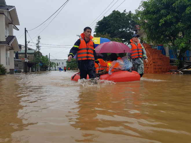 Đưa học sinh rời điểm trường ngập lũ