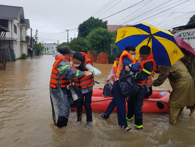 Học sinh được đưa đến nơi an toàn