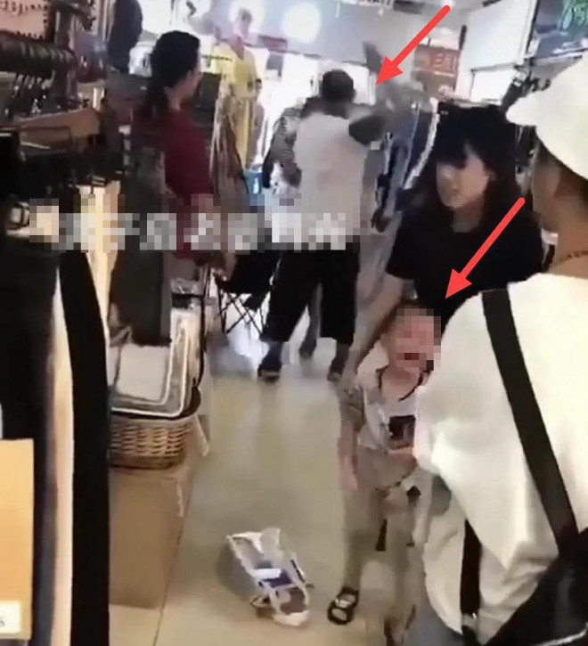 Người chồng thẳng tay đánh vợ trước mặt con nhỏ và nhiều người tại trung tâm mua sắm.