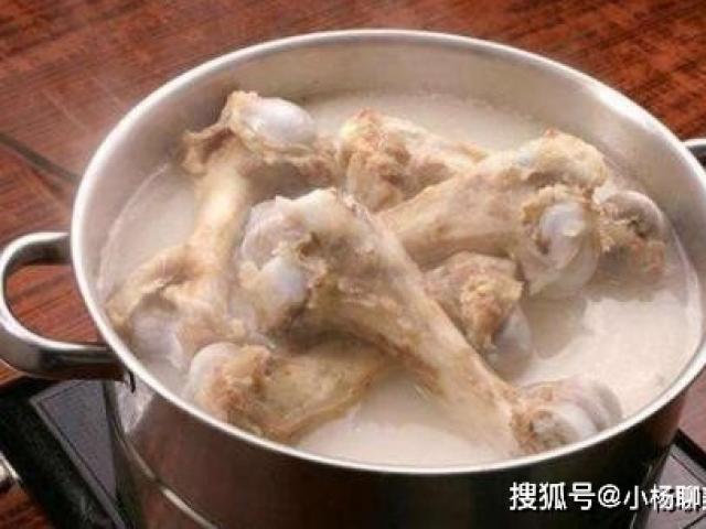 Ẩm thực - Khi hầm xương kiêng kỵ nhất là cho 2 "thứ" này vào, canh sẽ có mùi nồng và không ngon