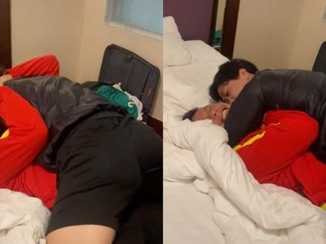 Bạn trẻ - Cuộc sống - Tiền đạo Công Phượng "cưỡng hôn" Tấn Trường khiến nam thủ môn không thể cưỡng lại