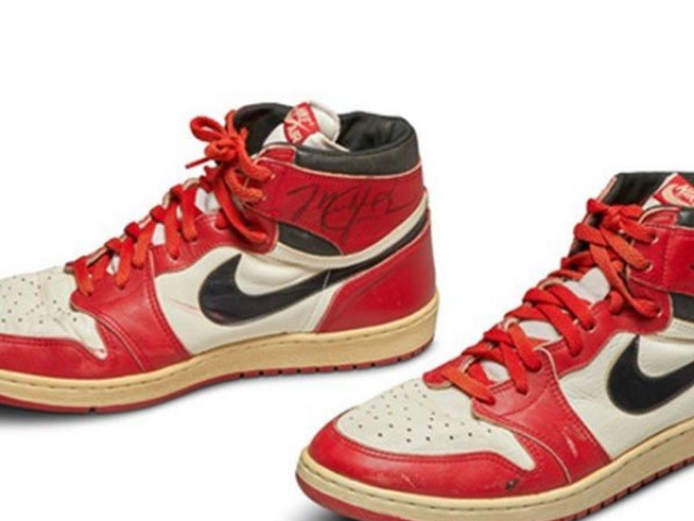 Thị trường - Tiêu dùng - Đôi giày cũ vừa được bán với giá hơn 33 tỷ đồng có gì đặc biệt?