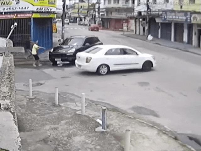 Thế giới - Brazil: Lén lấy xe sang Porsche của khách đi chở bạn gái, đang vi vu thì gặp cướp