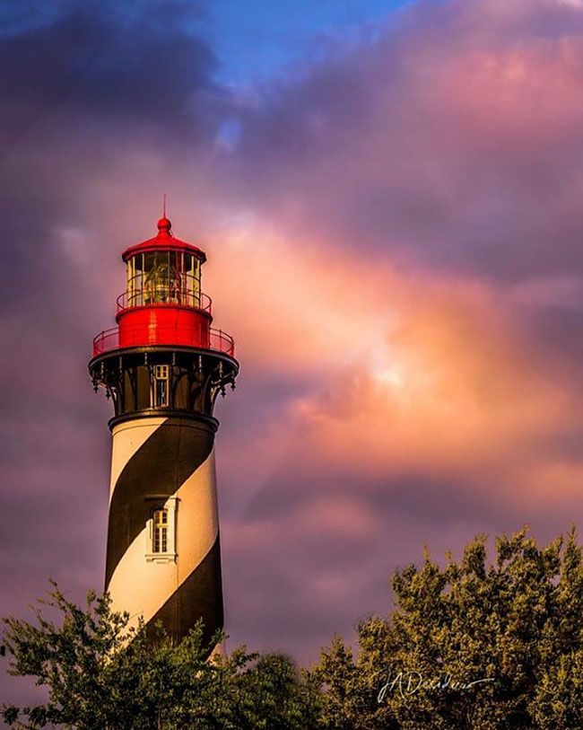 11. Ngọn hải đăng St. Augustine, St. Augustine, Florida

Người ta kể lại rằng, có nhiều du khách đã nhìn thấy một hồn ma thân thiện canh giữ trên ngọn hải đăng.
