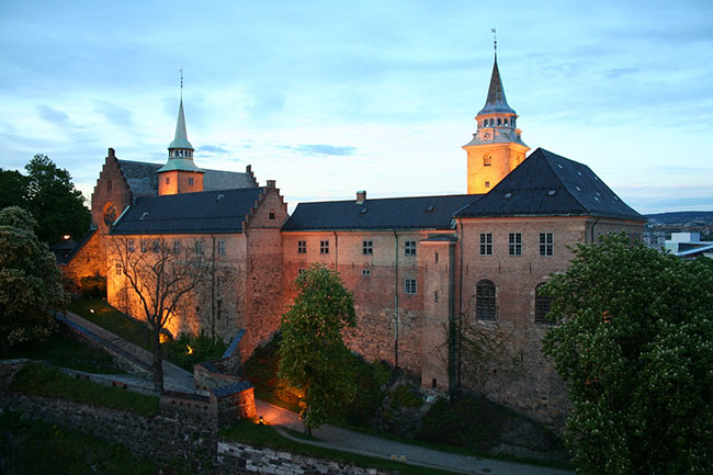 15. Pháo đài Akershus, Na Uy

Lâu đài thời trung cổ này từng là thành trì phòng thủ cho thành phố Oslo, nó cũng được đồn đại là nơi bị ma ám nhất ở Na Uy.&nbsp;Người ta thường thấy có 2 hồn ma gồm một chú chó canh giữ cổng lâu đài, cùng một phụ nữ không có mặt mũi.
