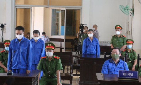 Nhóm bị cáo tại toà.