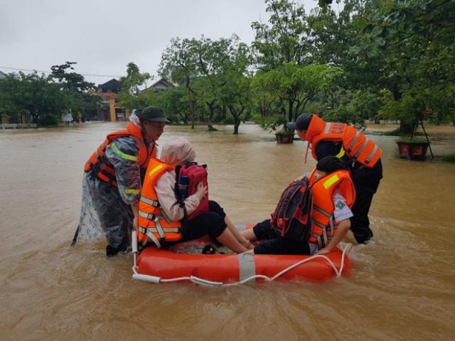 Tin tức trong ngày - Lũ bất ngờ ập vào trường học, phải giải cứu học sinh