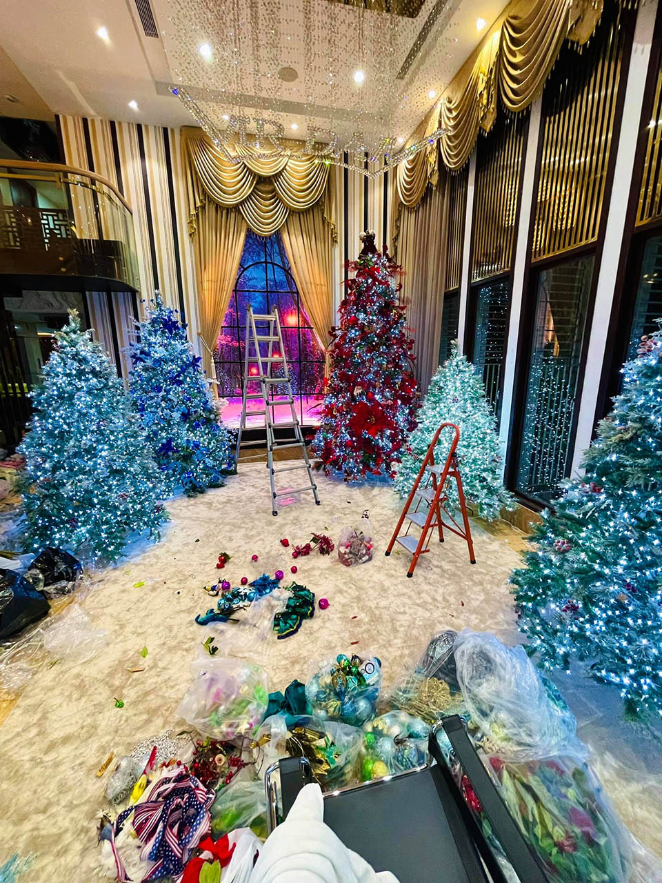 Đàm Vĩnh Hưng đang chuẩn bị trang trí Noel tại biệt thự&nbsp;60 tỷ