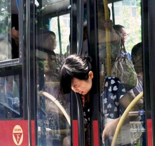 Bác tài ơi em còn chưa vào hết mà.
