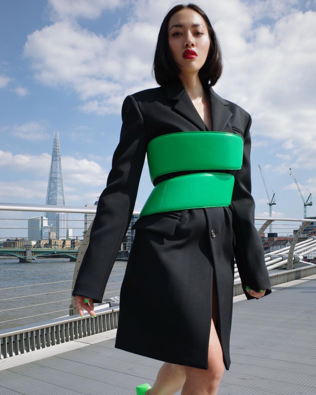 Bottega Veneta hot trên Instagram nhờ chiếc thắt lưng màu xanh - 3