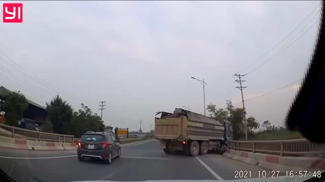 Nữ tài xế bám vào thành cầu rồi bỏ xe để tránh tai nạn.