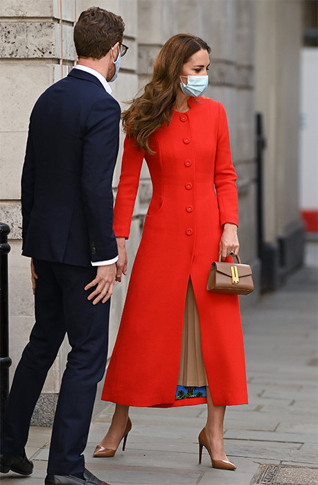 Kate Middleton duyên dáng với hot trend túi mini - 2