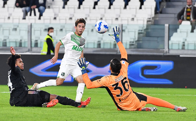 Maxime Lopez (áo trắng) gieo sầu cho Juventus khi ghi bàn quyết định chiến thắng cho Sassuolo đúng phút bù giờ thứ 5 của hiệp 2