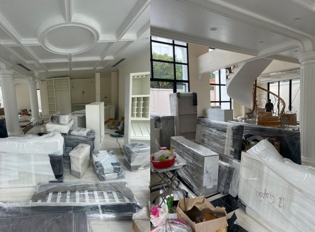 Hình ảnh đồ nội thất la liệt trên sàn nhà chờ sắp xếp.&nbsp;

