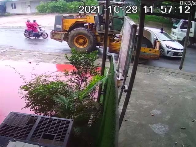Tin tức ô tô - Xe lu với ô tô con "đụng" nhau giữa đường gây tranh cãi