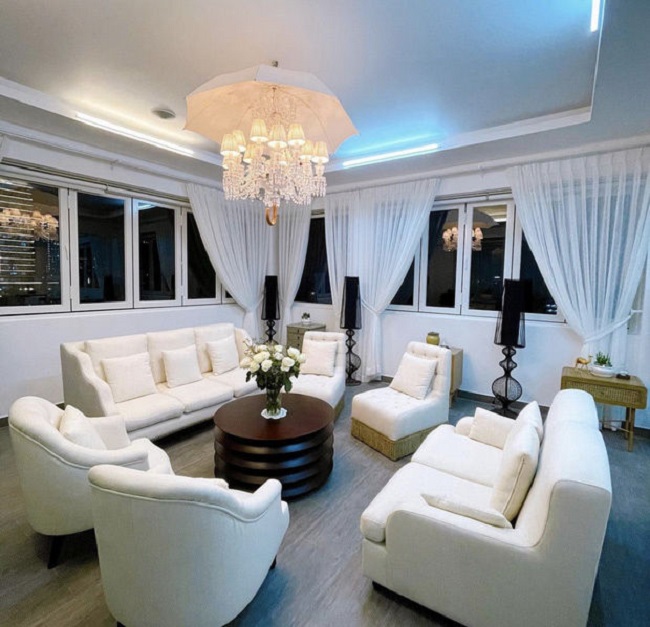Bên trong biệt thự, cô cho thiết kế đầy đủ phòng ốc tiện nghi&nbsp;đảm bảo phục vụ mọi nhu cầu nghỉ ngơi, thư giãn, giải trí.
