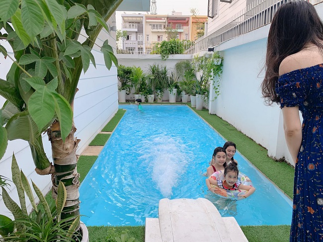 Căn biệt thự&nbsp;có bể bơi để các con vui vẻ chơi đùa.&nbsp;
