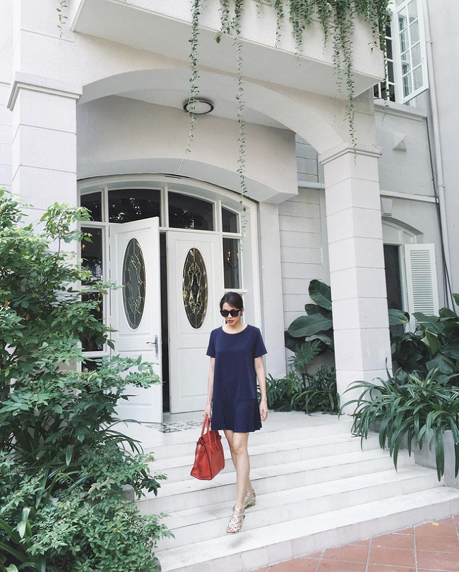 Sau khi kết hôn với doanh nhân Louis Nguyễn - con trai tỷ phú Johnathan Hạnh Nguyễn, vợ chồng Tăng Thanh Hà ở riêng trong căn biệt thự màu trắng có không gian thoáng đãng và thiết kế đơn giản, trang nhã.
