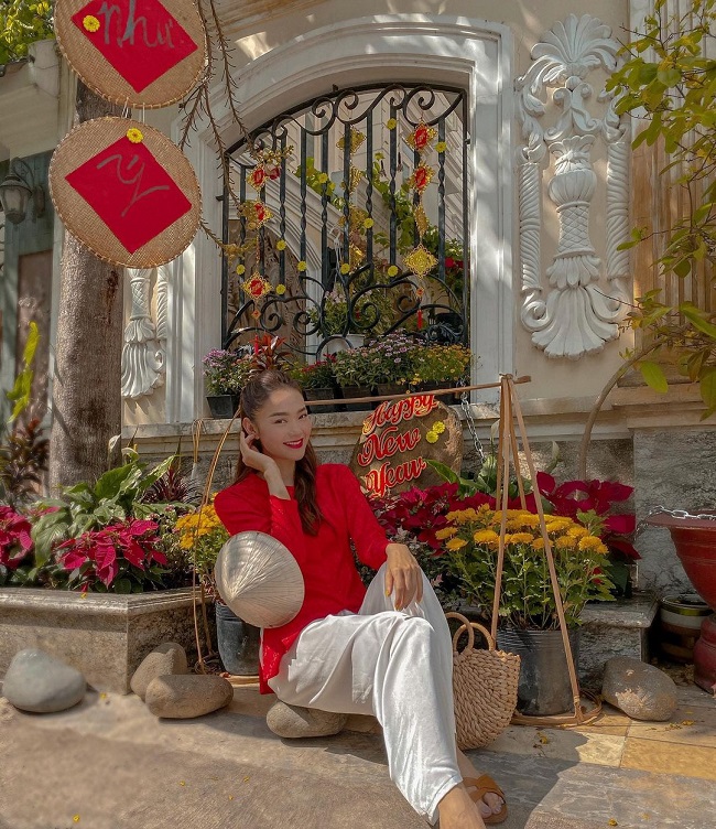 Cô từng chia sẻ cơ ngơi này được xây dựng trên mảnh đất rộng hàng trăm mét vuông, thiết kế theo phong cách hoàng gia. Khuôn viên rộng rãi&nbsp;có sức chứa lớn nên người đẹp thường xuyên mời bạn bè, khách khứa đến chơi.
