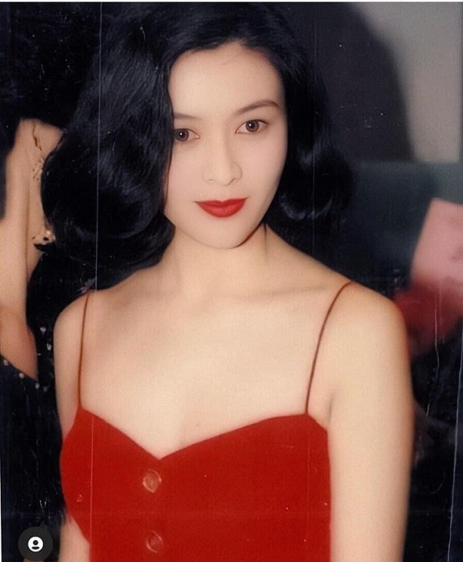 Làng giải trí Hong Kong những năm 1980-1990 có rất nhiều nữ diễn viên tên tuổi đều sở hữu khí chất ngời ngời và ngoại hình ưa nhìn. Trong đó, Quan Chi Lâm là gương mặt được chú ý hơn cả khi là một trong tứ đại mỹ nhân của Hong Kong và từng lọt Top 100 người phụ nữ đẹp nhất thế giới.
