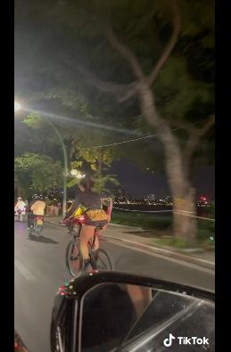 Cô gái để lộ vòng 3 vì mặc quần quá ngắn đạp xe quanh Hồ Tây, hình ảnh được lan truyền trên mạng xã hội tiktok.