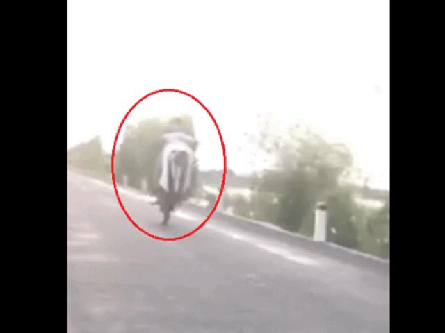 Thế giới xe - Clip: Bốc đầu “biểu diễn”, thanh niên nhận cái kết thảm khốc