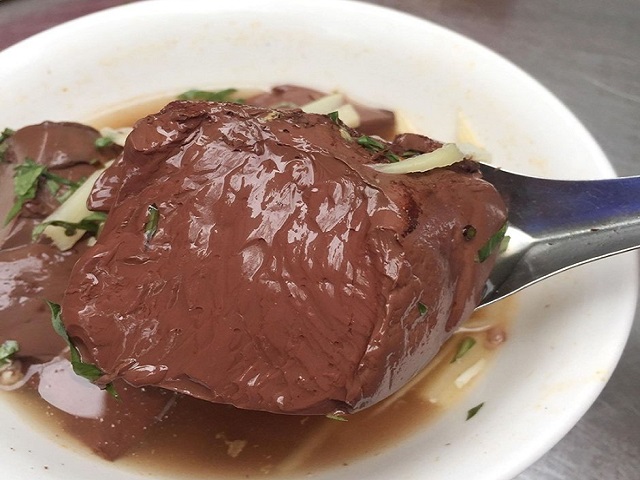 Ẩm thực - Luộc tiết heo thêm bước này tiết vừa mềm lại thơm ngon