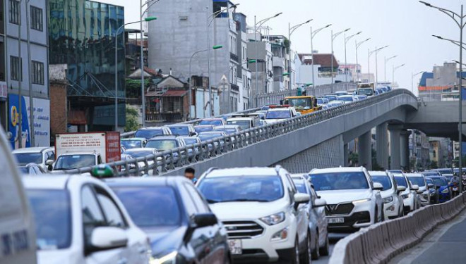 Theo các chuyên gia, khi phương tiện công cộng chưa đáp ứng được nhu cầu đi lại của người dân, việc thực hiện thu phí ô tô vào nội đô từ năm 2025 rất khó khả thi (Trong ảnh: Ùn tắc trên đường Trường Chinh, Hà Nội trong giờ cao điểm). Ảnh: Tạ Hải