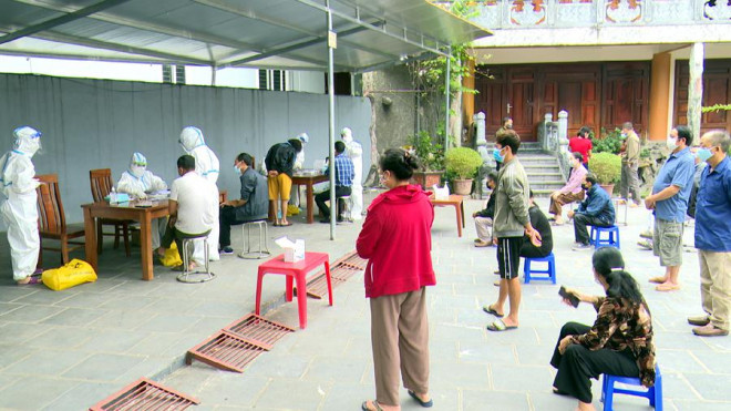 Lấy mẫu xét nghiệm cho người dân ở TP Hà Giang - Ảnh: Bàng Cường