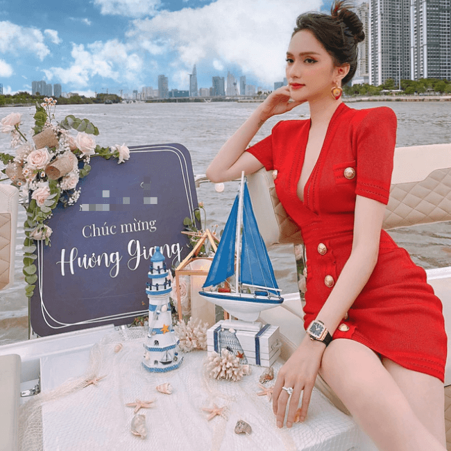Hương Giang cũng là một mỹ nữ chuộng hàng hiệu. Người đẹp thường xuyên xuất hiện với những mẫu túi xách, trang phục của những thương hiệu đình đám. Nữ ca sĩ&nbsp;cũng dành một căn phòng để bày trí quần áo, phụ kiện của mình.&nbsp;
